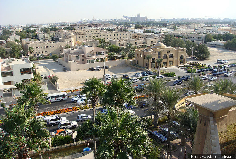Вид на жилой район Дубай. Вдали комплекс: отель Кемпински, Эмирейтс Молл и Ски Дубай. Дубай, ОАЭ