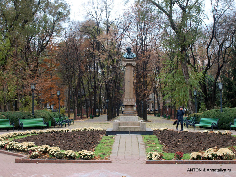 Памятник Пушкину в парке Штефана чел Маре. Кишинёв, Молдова