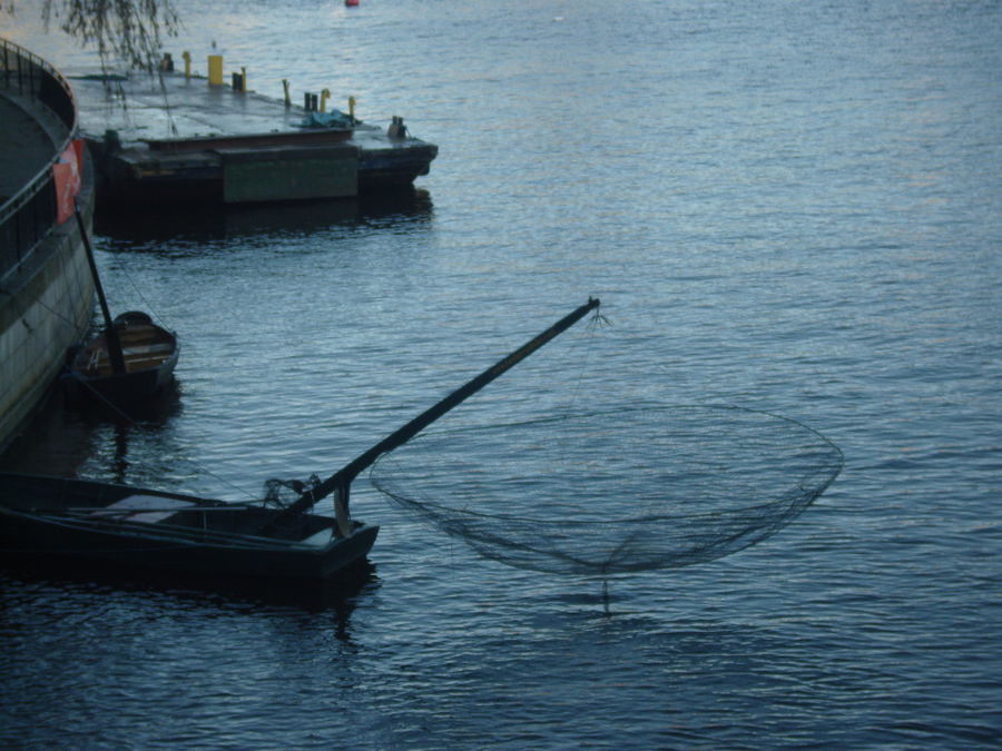 Посмотрите, какое орудие рыболовное. Используется, чтобы убирать мусор у набережных. Стокгольм, Швеция
