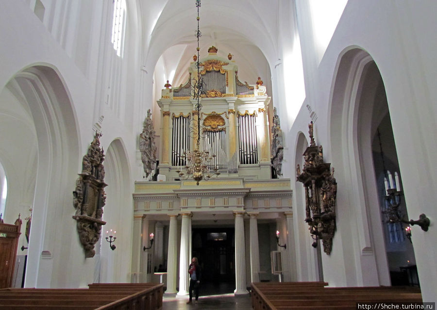 Орган тоже выполнен в стиле реформаторства. В аналогичной церкви в Любеке орган — массивный, деревянный,  с очень богатой резьбой Мальмё, Швеция