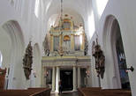 Орган тоже выполнен в стиле реформаторства. В аналогичной церкви в Любеке орган — массивный, деревянный,  с очень богатой резьбой