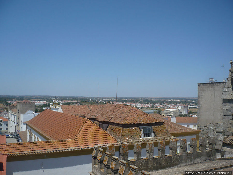 Взгляд на город с крыши Собора Се (Эворского собора) Эвора, Португалия