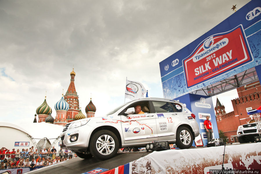 Фото ИРИТО
И вот головная машина на подиуме. Москва, Россия Фото ИРИТО
И вот головная машина на подиуме. Москва, Россия