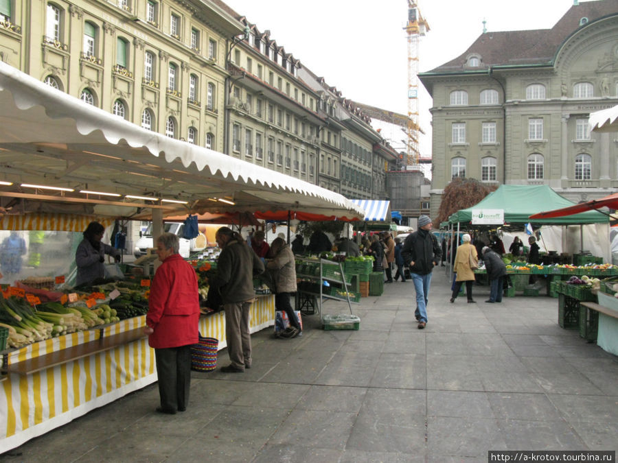 рынок прямо перед парламентским зданием Берн, Швейцария
