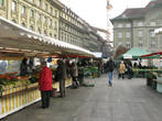 рынок прямо перед парламентским зданием
