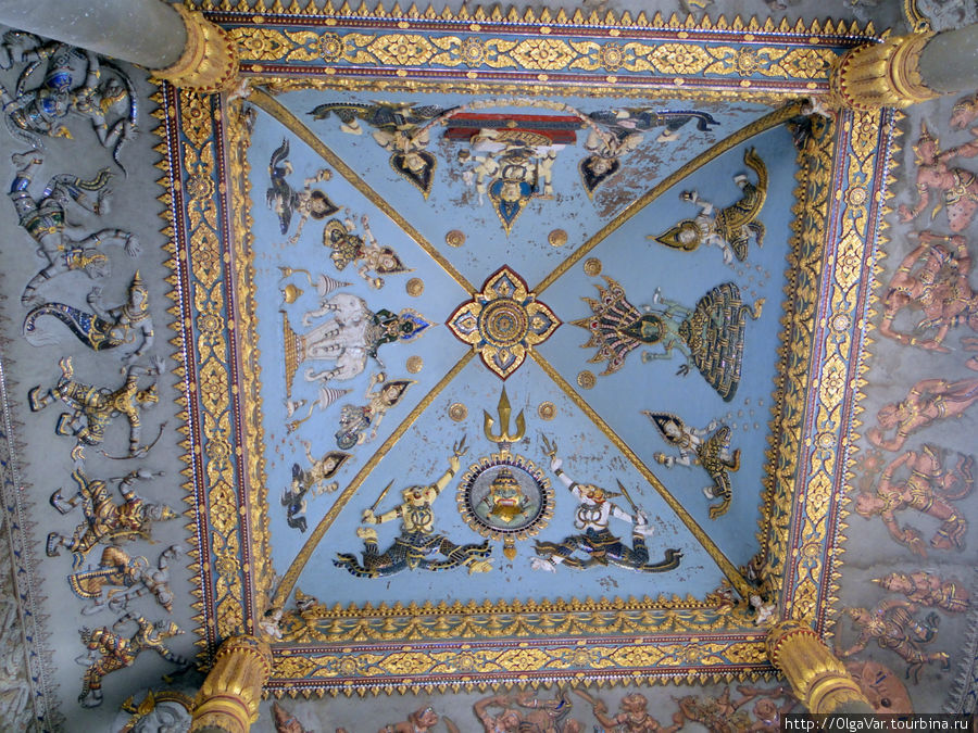 На голубом фоне потолка внутри арки расположились изображения будд, воинов и боевых слонов Вьентьян, Лаос