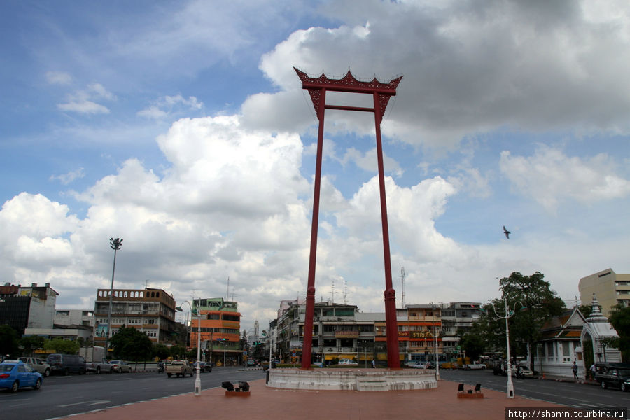 Площадь с гигантскими качелями в центре Бангкока Бангкок, Таиланд