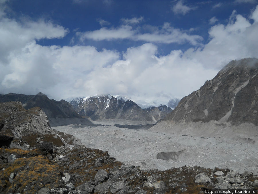 Ледник Нгозумба вид с морены выше поселка Гокио Гокьо, Непал