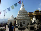 Катманду. Храмовый комплекс Сваямбунатх. Святилища на территории храмового комплекса.