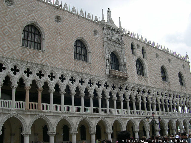 От условий повседневных жизнь свою освободив,
Человек здесь стал прекрасен и как солнце горделив.
Он воздвиг дворцы в лагуне, сделал дожем рыбака,
И к Венеции безвестной поползли, дрожа, века.
И доныне неизменно все хранит здесь явный след
Прежней дерзости и мощи, над которой смерти нет.
В.Брюсов. От условий повседневных жизнь свою освободив,
Человек здесь стал прекрасен и как солнце горделив.
Он воздвиг дворцы в лагуне, сделал дожем рыбака,
И к Венеции безвестной поползли, дрожа, века.
И доныне неизменно все хранит здесь явный след
Прежней дерзости и мощи, над которой смерти нет.
В.Брюсов.