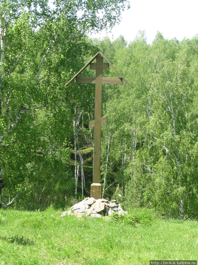 Крест у пещеры Каменск-Уральский, Россия