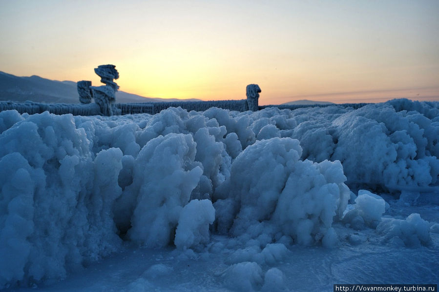 Ледяные торосы высотой выше колена. Чем не Антарктида? Новороссийск, Россия