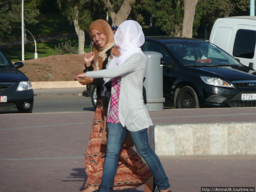 зачем лицо прятать, если джинсы носишь? Марокко