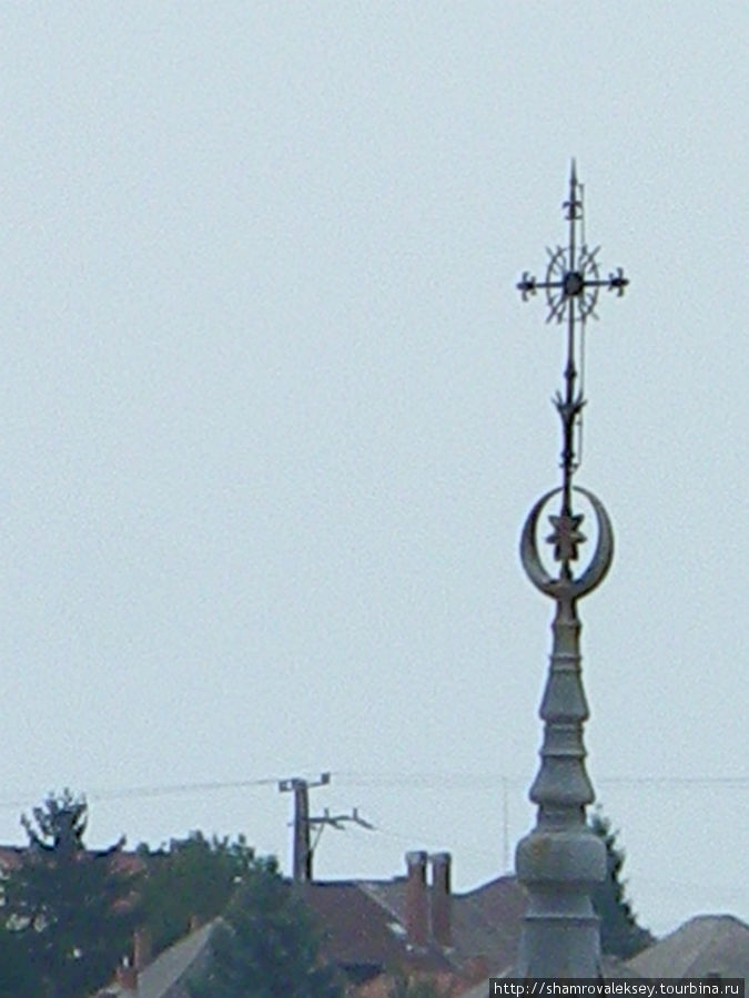 вершину которого украшает христианский крест вознёсшийся выше мусульманского полумесяца Эгер, Венгрия