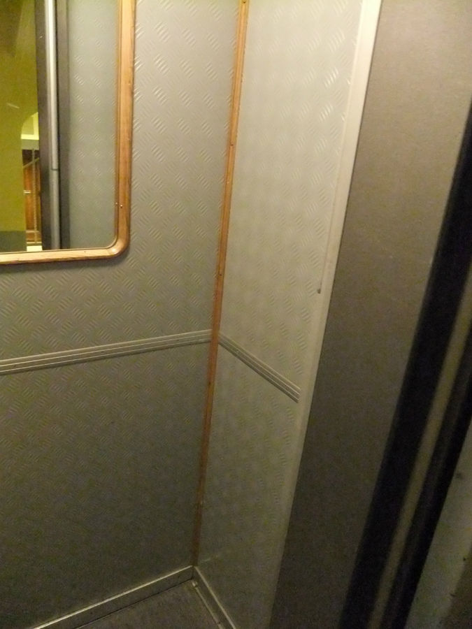 лифт. маленький и узкий. Женева, Швейцария