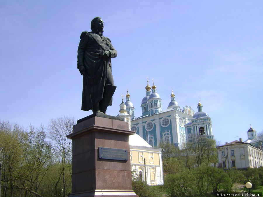 Выдающийся полководец, спасший Россию от наполеоновского нашествия, гармонично смотрится на фоне Успенского собора Смоленск, Россия