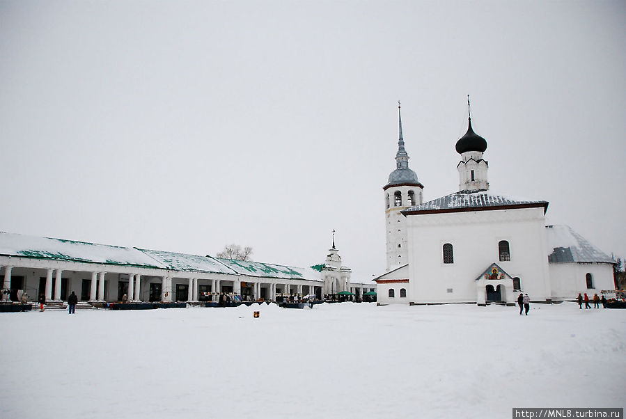 Торговые ряды и Воскресенская церковь Суздаль, Россия