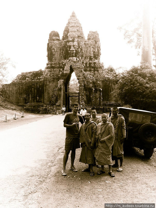 Руслан нашёл машину времени и сфотографировался с монахами в 1718 году Камбоджа
