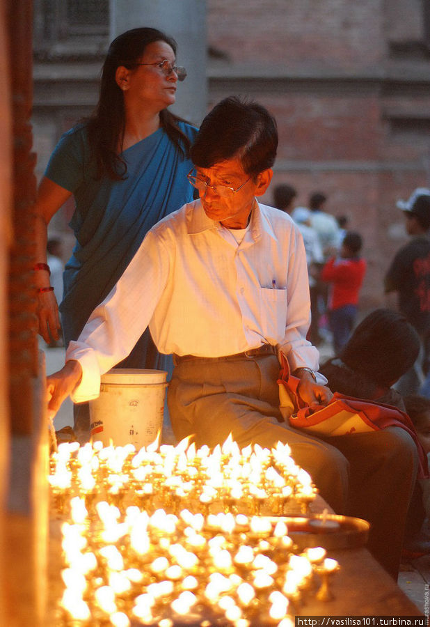 Люди со свечами на религиозном празднике в Катманду Катманду, Непал