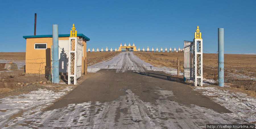 Ворота, а в далеке — основная часть Увэр-Хангайский аймак, Монголия
