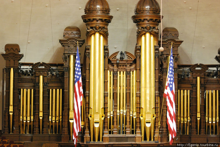 знаменитый орган в молитвенном зале, один из самых больших в мире. имеет более 10 тыщ труб Солт-Лэйк-Сити, CША