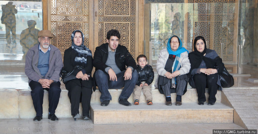 Семейство решило провести день во дворце бывшего шаха. Исфахан, Иран