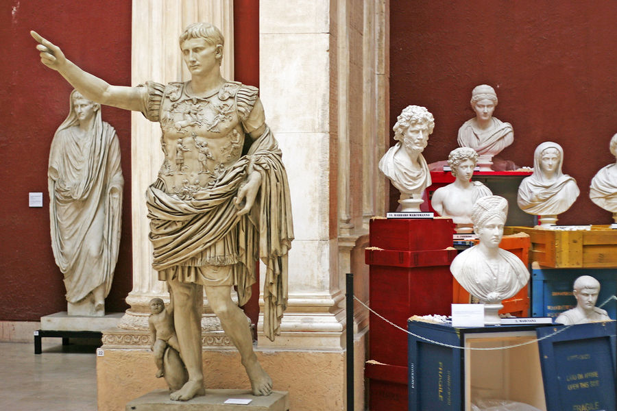 Экспозиция в основном состоит из репродукций классических образцов скульптуры, которые были утеряны или разрушены, а также из произведений, которые ныне существуют в виде отдельных частей и собраны воедино.
Это копии статуй, бюстов, надписей, рельефов и фрагментов зданий в натуральную величину, макеты монументов и архитектурных комплексов Рима и провинций Римской империи, а также утварь, объекты домашнего хозяйства и рабочие инструменты. Экспозиция в основном состоит из репродукций классических образцов скульптуры, которые были утеряны или разрушены, а также из произведений, которые ныне существуют в виде отдельных частей и собраны воедино.
Это копии статуй, бюстов, надписей, рельефов и фрагментов зданий в натуральную величину, макеты монументов и архитектурных комплексов Рима и провинций Римской империи, а также утварь, объекты домашнего хозяйства и рабочие инструменты.