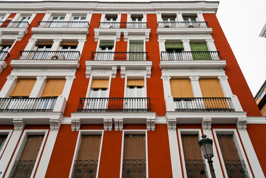 В Мадриде очень приятные оттенки домов. Впрочем, это можно отнести и ко всем городам западной и северной Европы. В них никогда нельзя встретить ядовитые химические краски, которые так любят на востоке. Мадрид, Испания