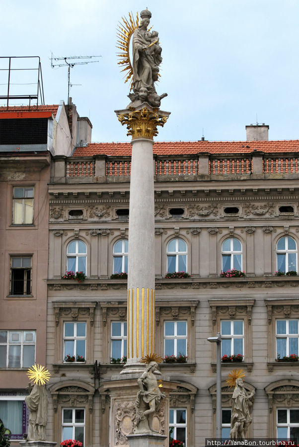 Чумной столб на площади Свободы в Брно. Его построили в 1680 году бренские мастера, в благодарность святым за то, что чума, наконец, оставила Брно Брно, Чехия
