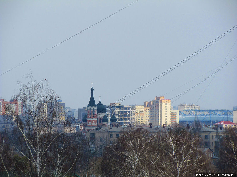 Трехсвятительская церковь («Гольберовская») 
Синии конструкции — это стадион Металлист Харьков, Украина