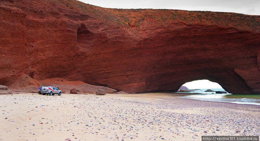 Красные арки пляжа Легзира