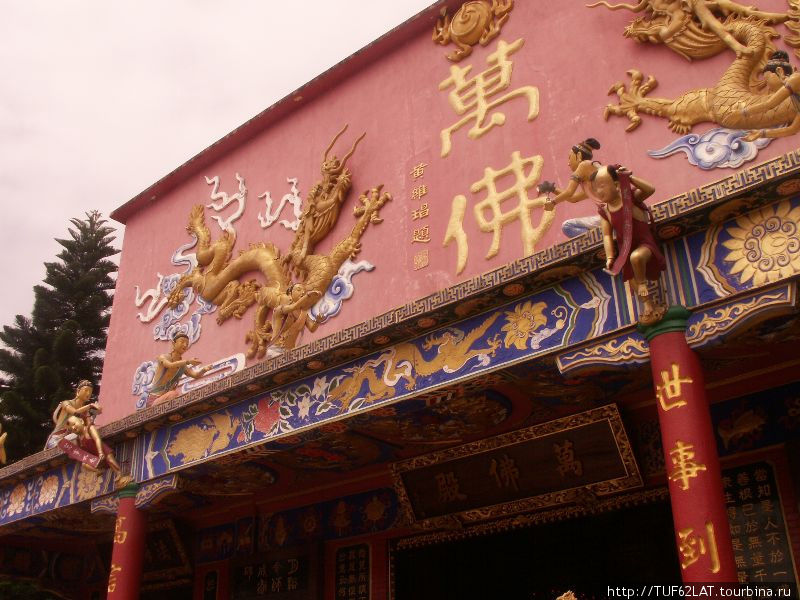 Украшение стены над входом храма Ша-Тин, Гонконг