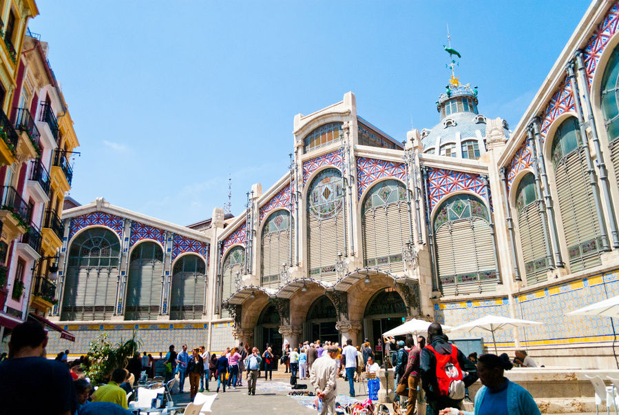 Центральный рынок со временем не стал просто памятником архитектуры города — он функционирует согласно своим прямым обязанностям. Валенсия, Испания