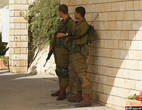 О границе напоминают и представители израильской армии
