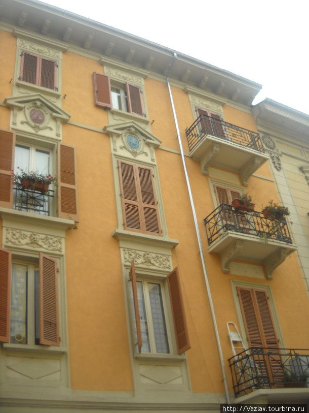 Фасад в светлом духе Алессандрия, Италия