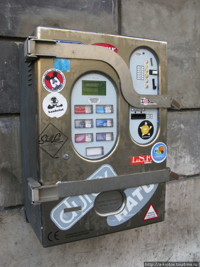 автомат продаёт, кажется, презервативы Рим, Италия