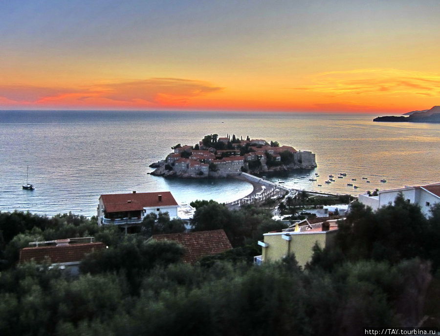Остров святого стефана на закате Улцинь, Черногория