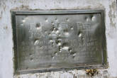 Для мемориальных надписей использованы оригинальные металлические пластины с мест боёв
