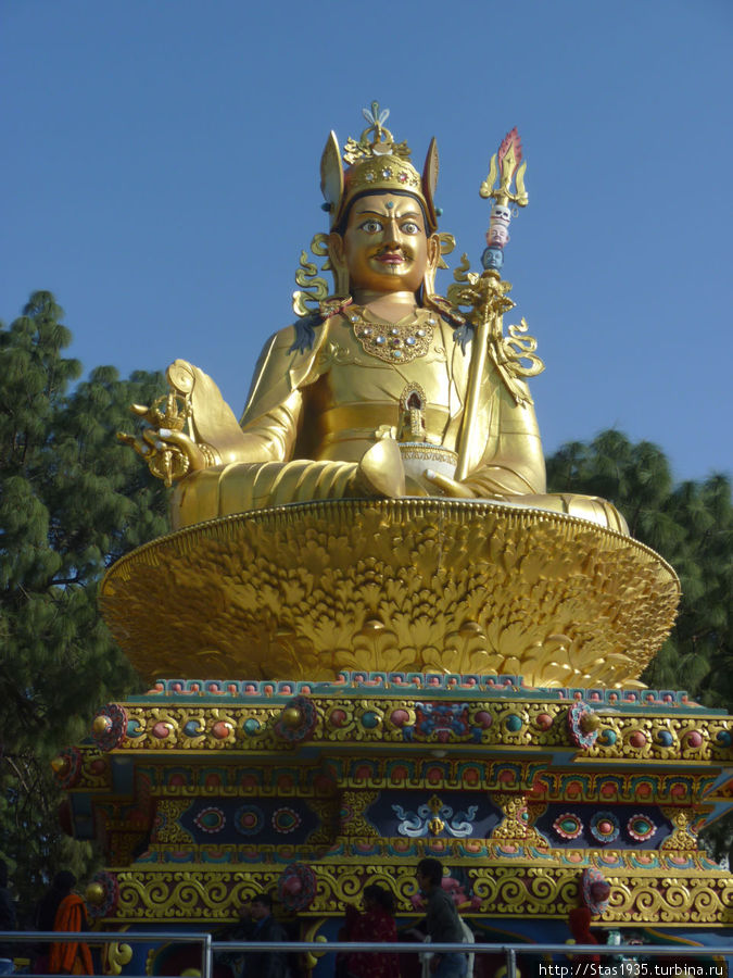 Катманду. Храмовый комплекс Сваямбунатх. Святилище на территории храмового комплекса. Падмасабхава — Драгоценный Учитель ( Гуру Ринпоче ) Катманду, Непал