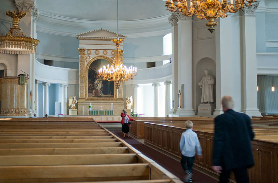 Внутри проходила подготовка к свадебной церемонии, поэтому собор был пуст. Хельсинки, Финляндия