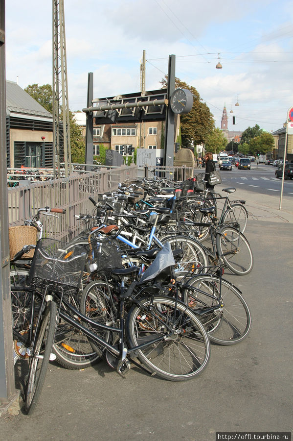 Велосипеды около вокзала. Датчане экономят на транспорте, но не экономят на здоровье и сохраняют экологию. Копенгаген, Дания
