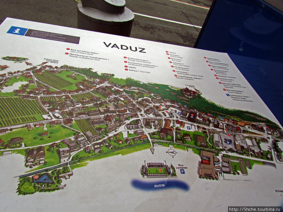 С планом города можно ознакомиться прямо на бесплатной автостоянке возле ратуши Вадуц, Лихтенштейн