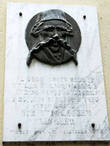 Мемориальная доска установлена в честь Вука Стефановича Караджича (1787-1864) – сербского  языковеда, реформатора сербского языка, который положил в основу сербского правописания фонетический принцип – как слышится, так и пишется.