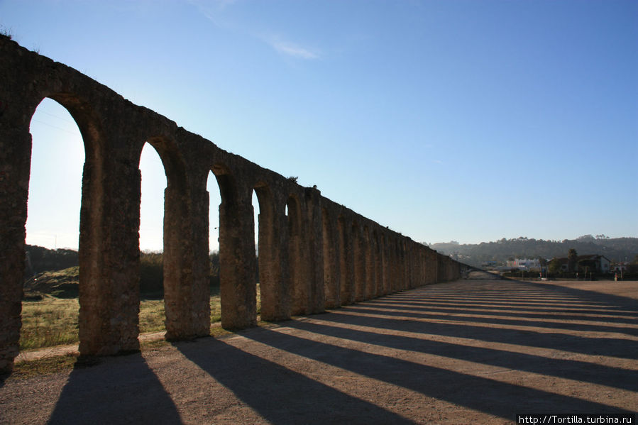 Португалия. 
Обидуш [Obidos]
Акведук у крепостных стен Обидуш, Португалия