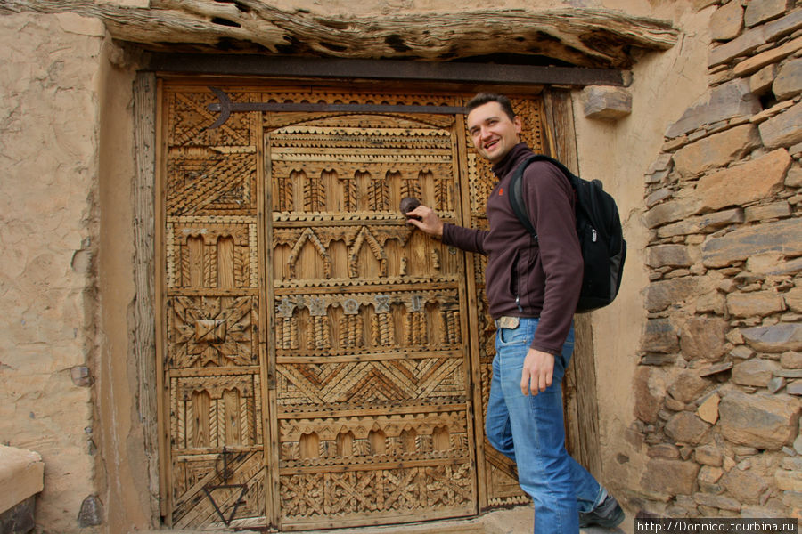 стуча в эту дверь, я и не подозревал что мне тут же откроют Касбах-Тизерган, Марокко