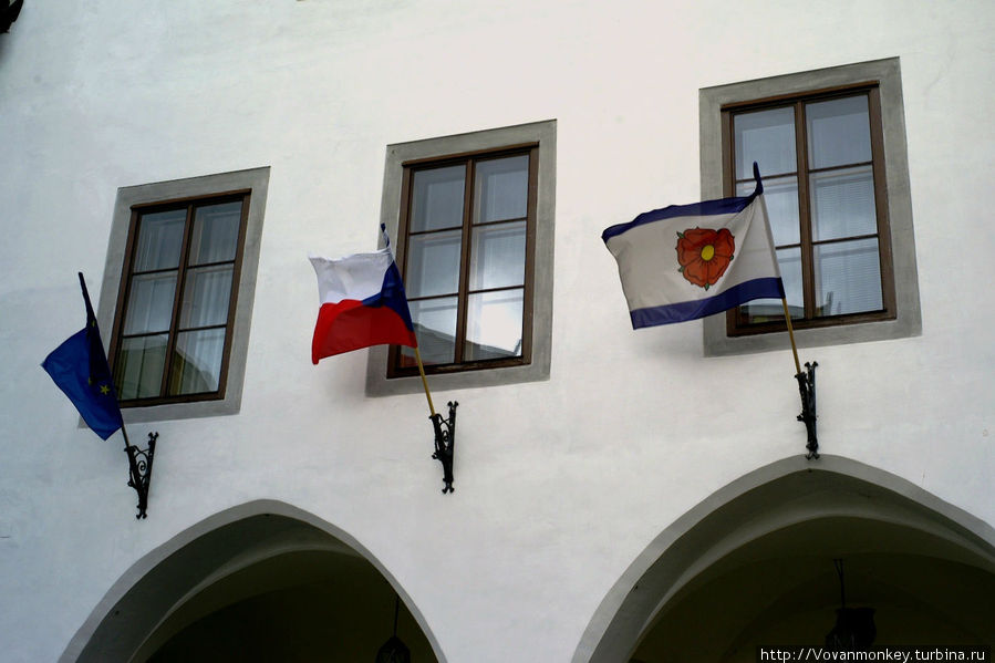 Роза Рожмберков украшает флаг города. Чешский Крумлов, Чехия