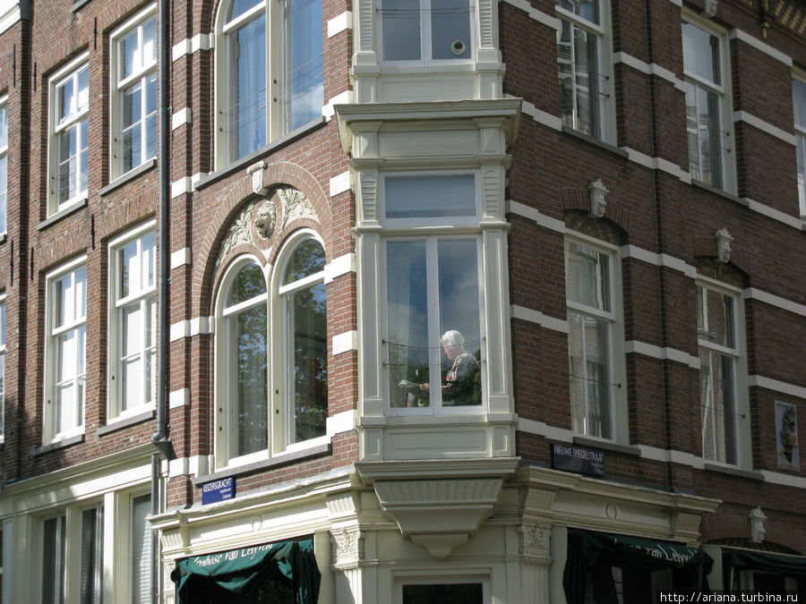 Человек в окне Амстердам, Нидерланды