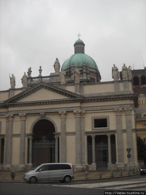 У собора Верчелли, Италия