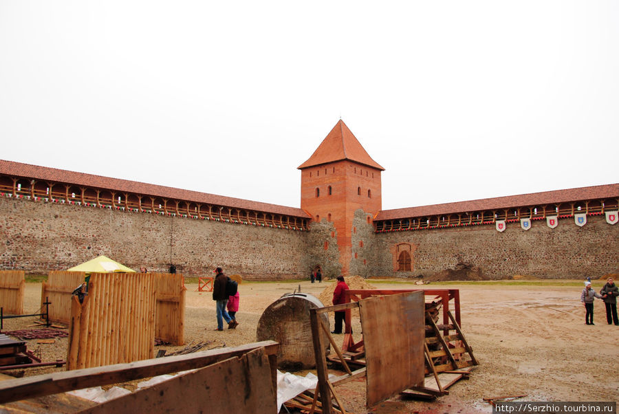 Поле внутри замка, где когда-то проходили сражения рыцарей, теперь тут ежегодно проводятся реконструкция этих битв. Лида, Беларусь