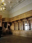 Все стены зала закрыты огромными дубовыми книжными шкафами. Раньше книжные шкафы были установлены и на балконе устроенном по трем сторонам зала